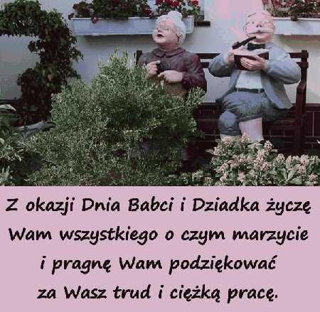 Babcia i dziadek słuchają życzeń na ławce